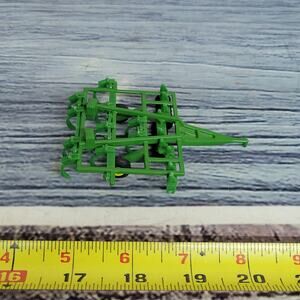Ertl 1/64 scale die-cast/plastic John Deere ripper/harrow implement green/yellow